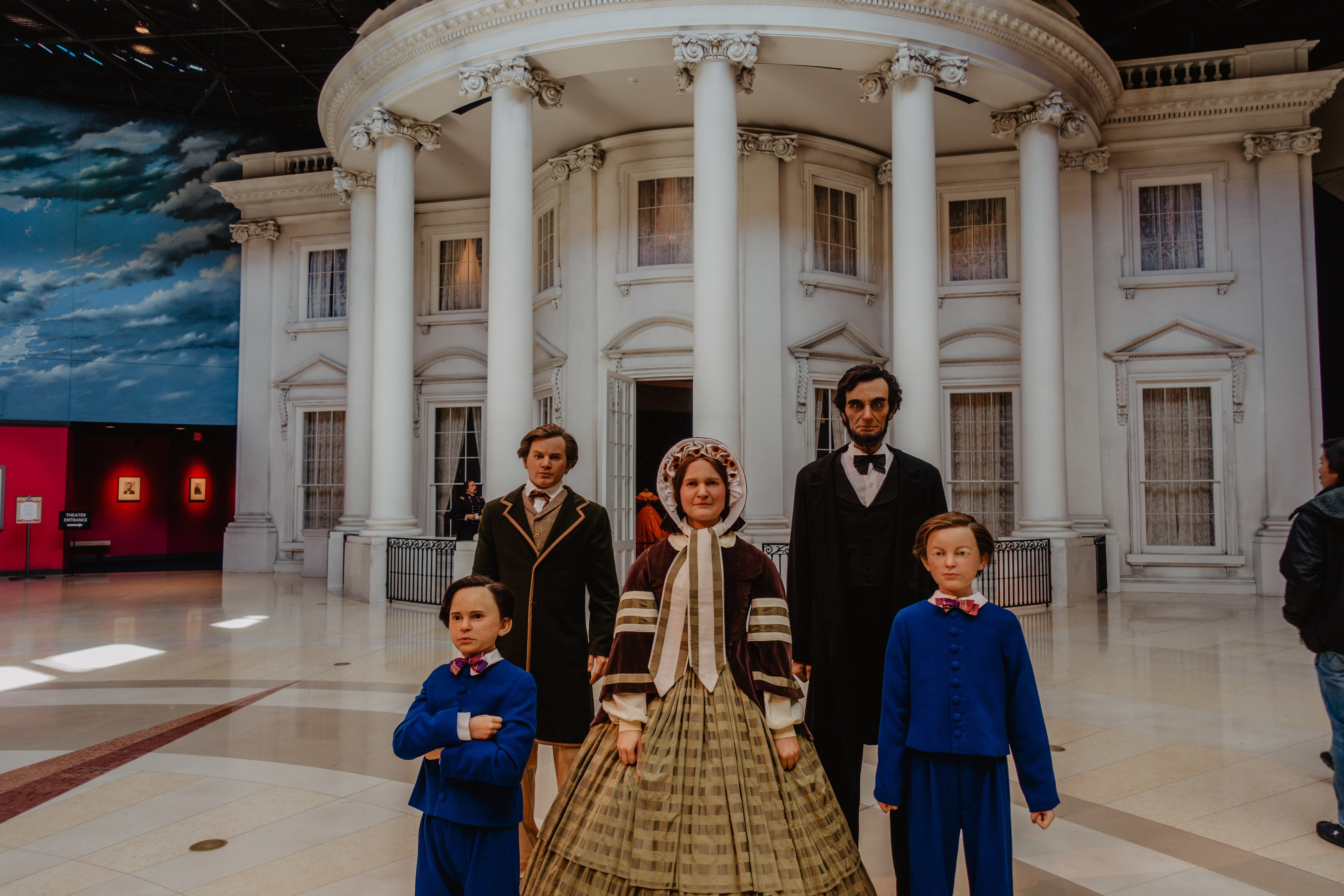 Abraham Lincoln, Mary Todd Lincoln, and their family at the Lincoln Presidential Library and Museum on your 1 day Springfield trip
